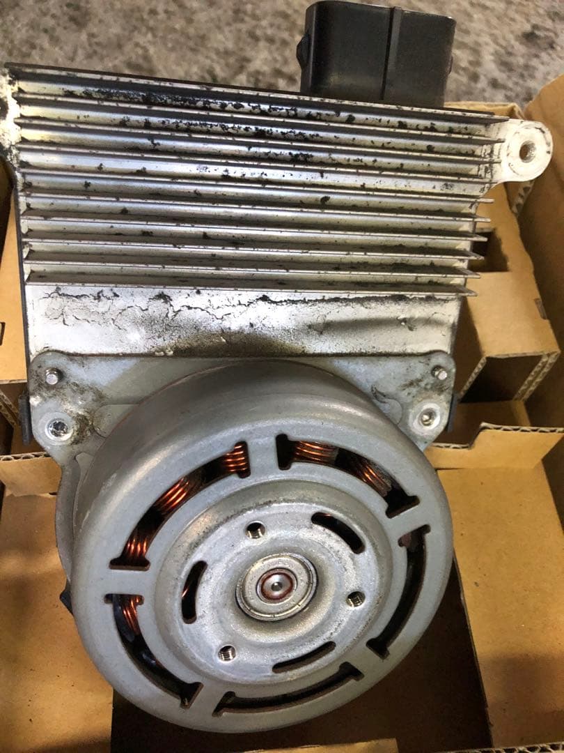 トヨタ 200系ハイエース ラジエータファンモーター 中古品