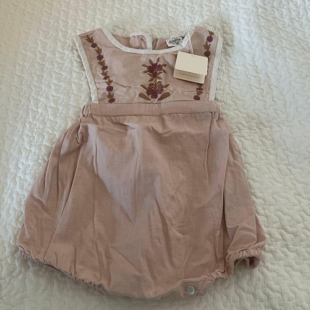 【新品・未使用品】 Apolina 刺繍入りコットンロンパース 18-24ヶ月 Seraph（セラフ） ベビー服 ロンパース 半袖 70 足なし ボディスーツ