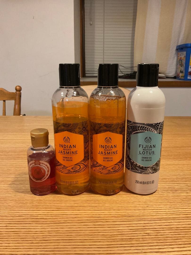 インディアンナイトジャスミン　フィジアンウォーターロータス　シャワージェル
