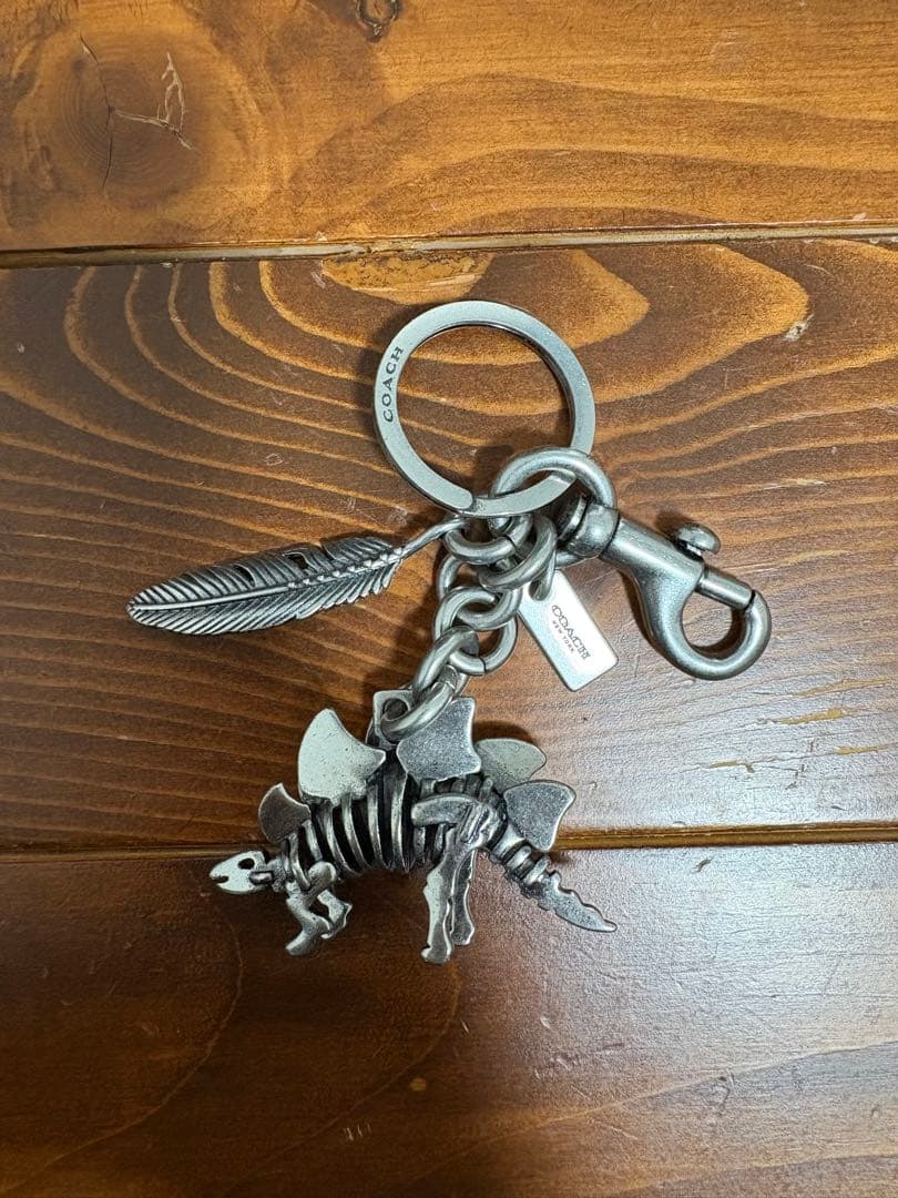 ぽんちゃん【新品】COACH コーチ キーホルダー 恐竜65134-SLV