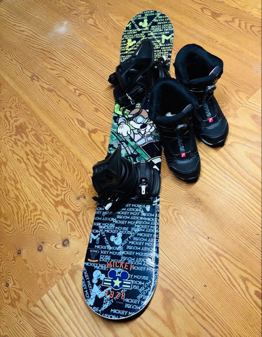 ミッキーマウス スノーボードセット　ヘルメット付