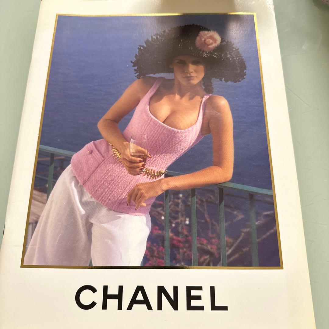 CHANEL カタログ　1993年　シャネル　クラウディアシファー レトロ クラウディア・シファー、30年前から愛用するシャネルのデニムが「今も
