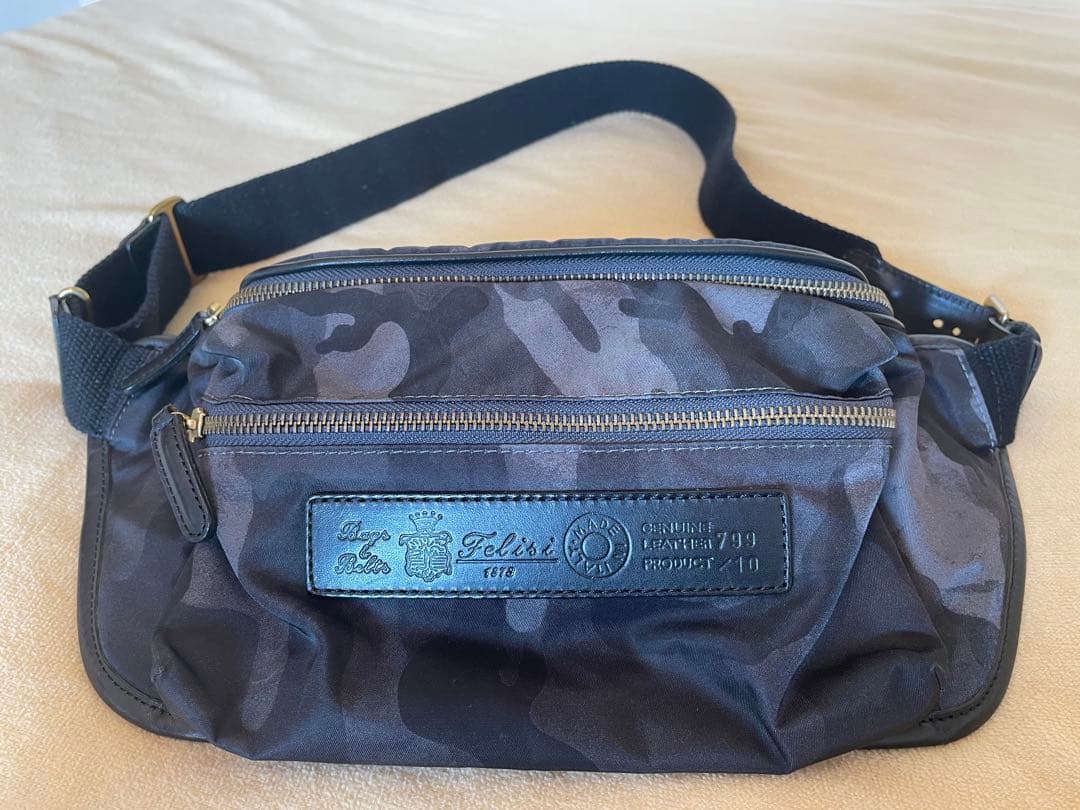 迷彩柄 ボディバッグ ナイロン製