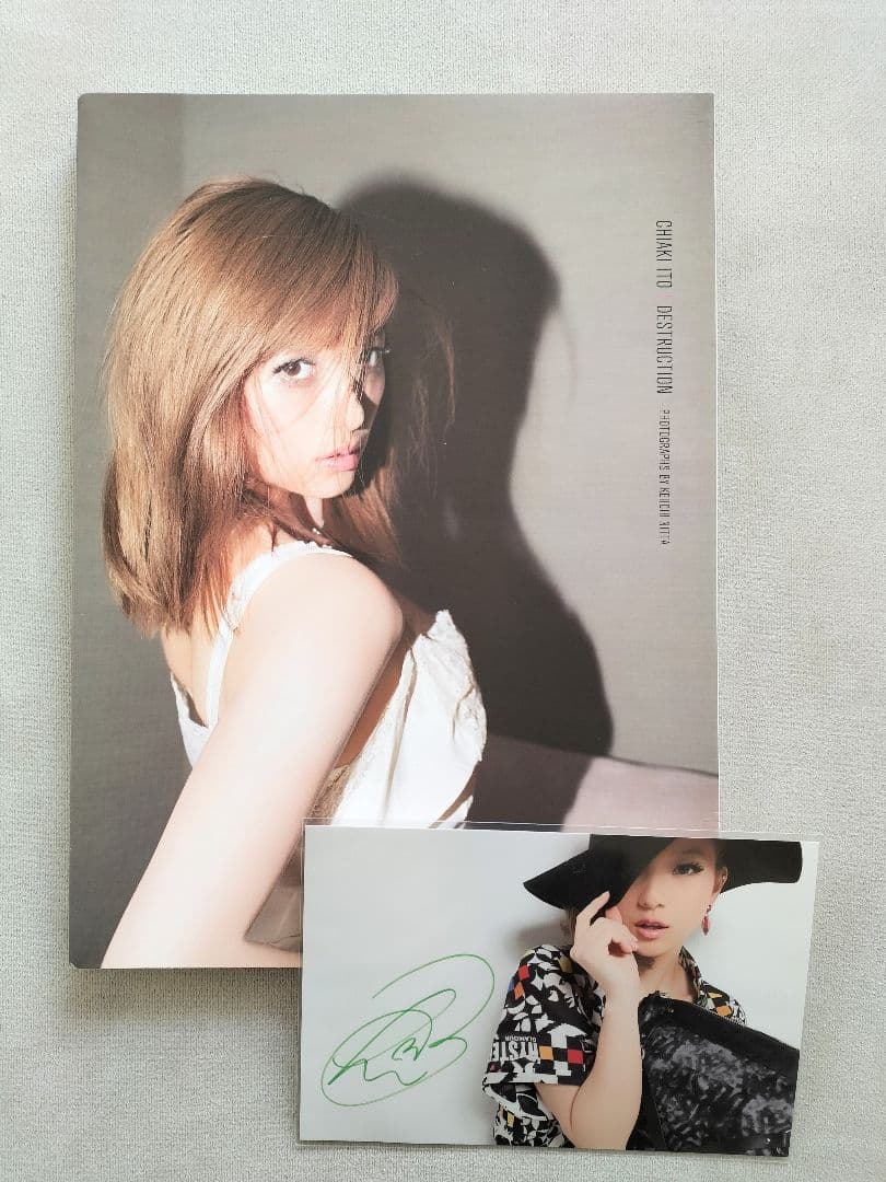 AAA☆伊藤千晃 写真集 フォトブック☆DESTRUCTION - メルカリ