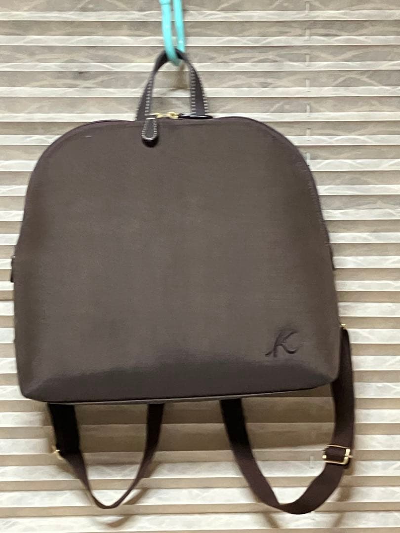 ブラウンバックパック Kの刺繍付き