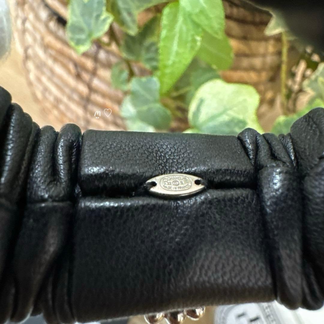 CHANELシャネル ラインストーン ココマークラムレザーシュシュ