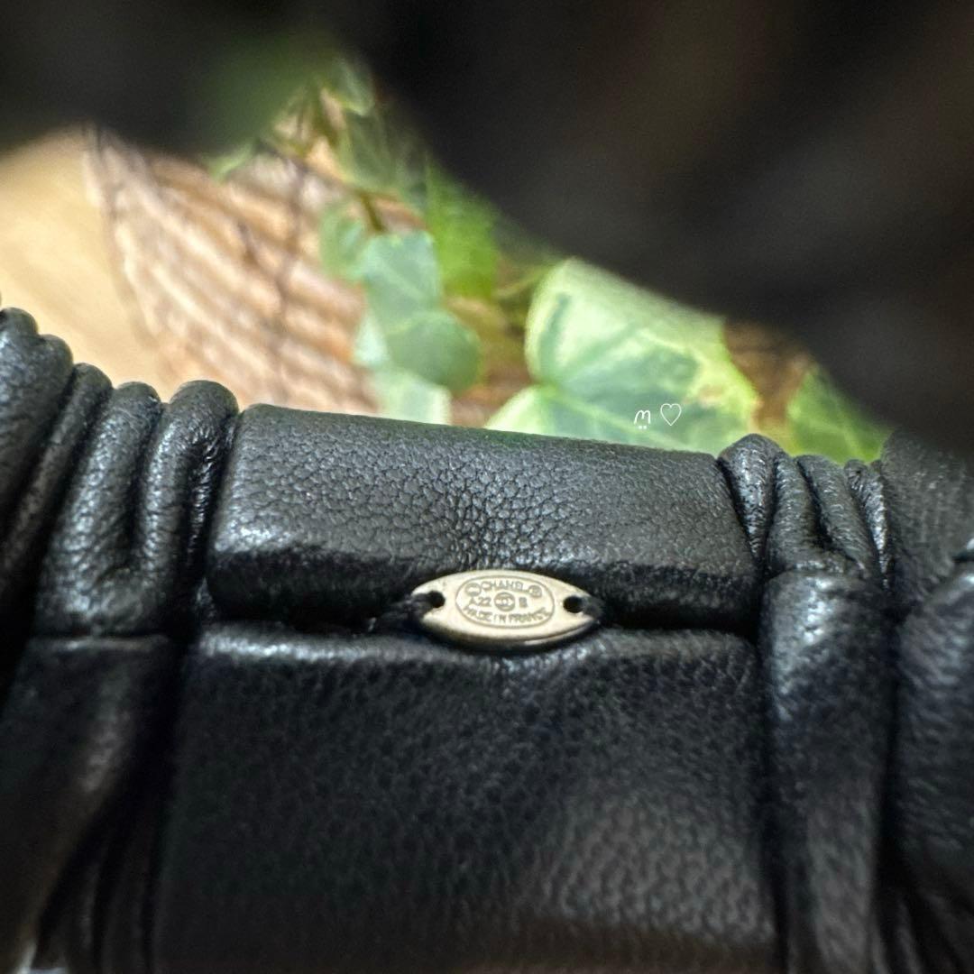 CHANELシャネル ラインストーン ココマークラムレザーシュシュ