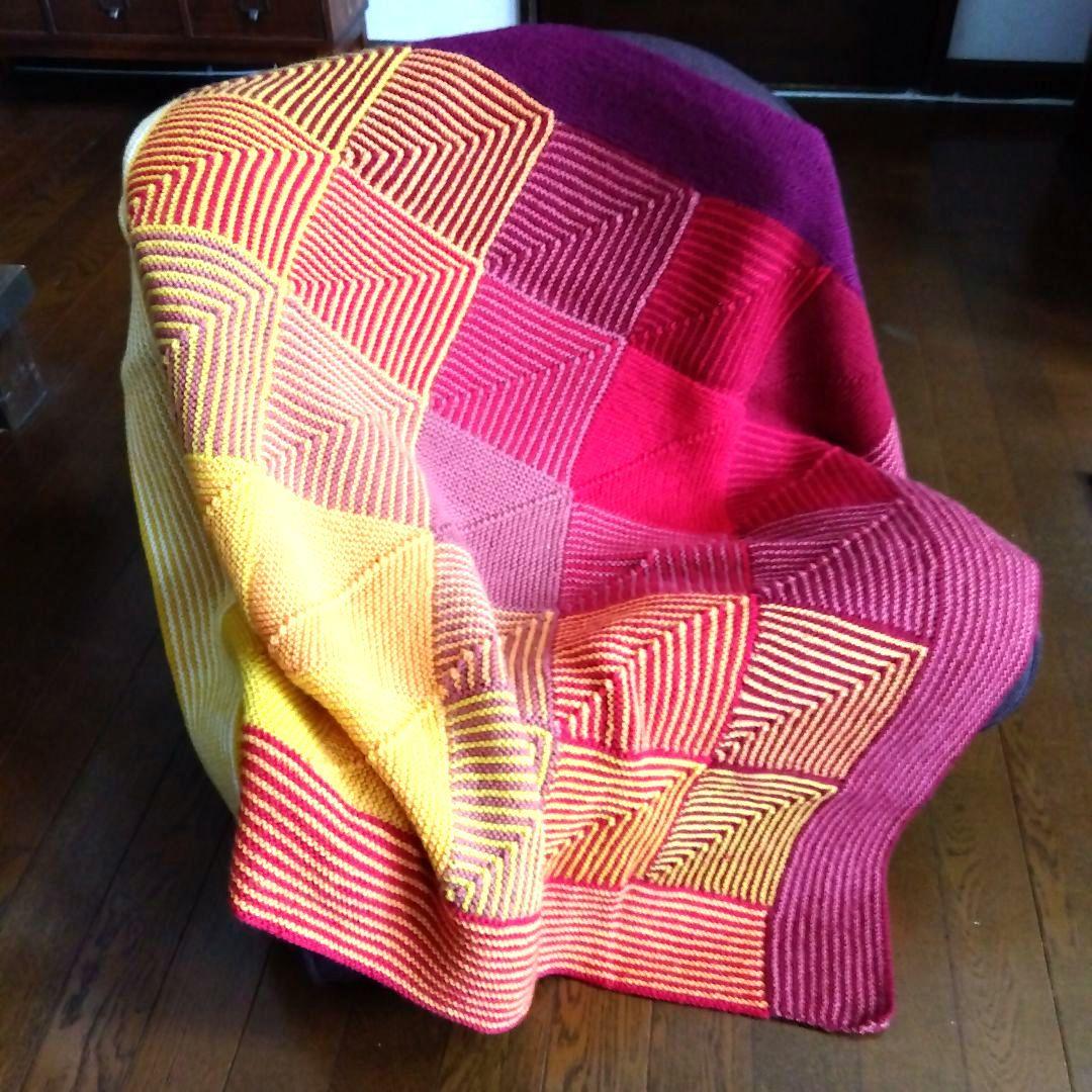 モチーフ編みブランケット マルチカバー　レッド系