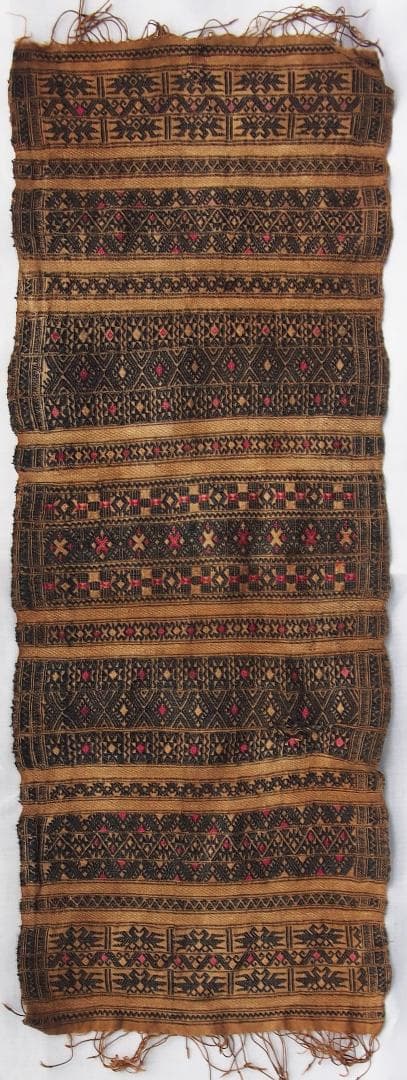 中国南部貴州省トン族の茶・黒の布に鳥や山形モチーフ、赤と茶で菱形と十字の刺繍古布