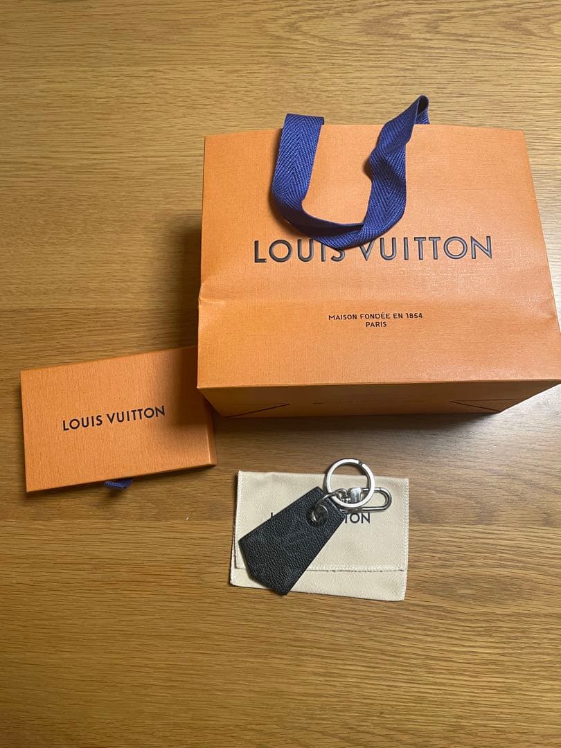 LOUIS VUITTON 黒レザーキーリング