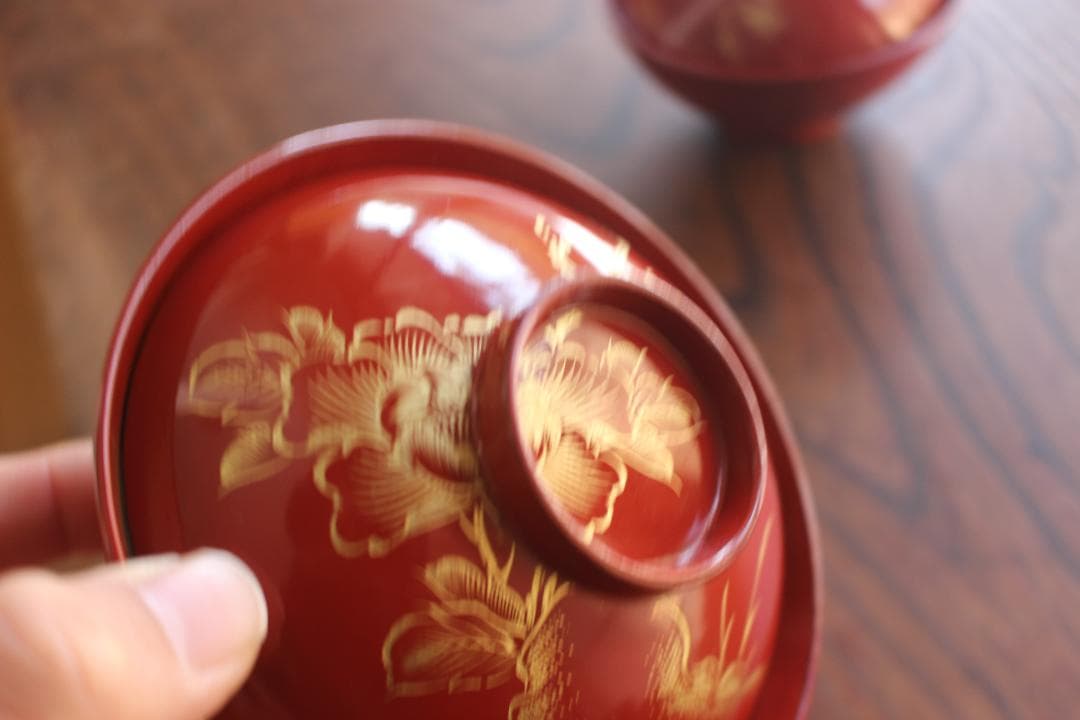 時代朱漆に優美な牡丹沈金の映えるお椀2点（検輪島塗沈金椀 - メルカリ