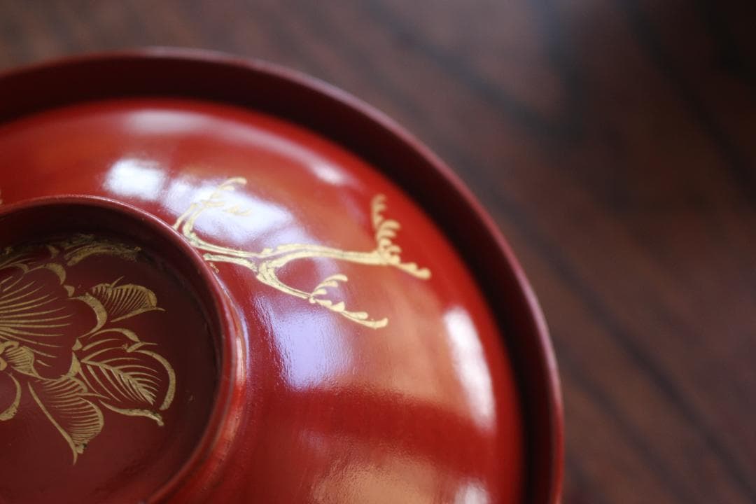 時代朱漆に優美な牡丹沈金の映えるお椀2点（検輪島塗沈金椀 - メルカリ