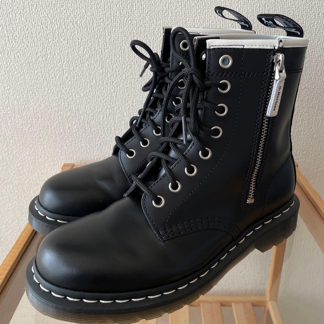 【24.0】ドクターマーチン ZIP 8ホールブーツ 日本限定 ホワイトステッチ Dr. Martens から日本限定モデルを含む 秋の最新作「ホワイトステッチ