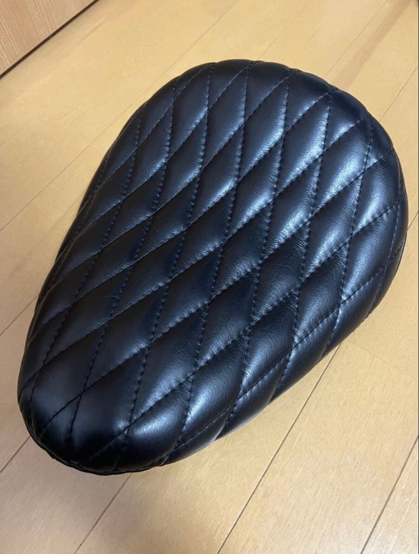 GUTS CHROME HardRide レザーソロシート クロスステッチ GUTS CHROME（ガッツ クローム） HardRide レザーソロシート クロス