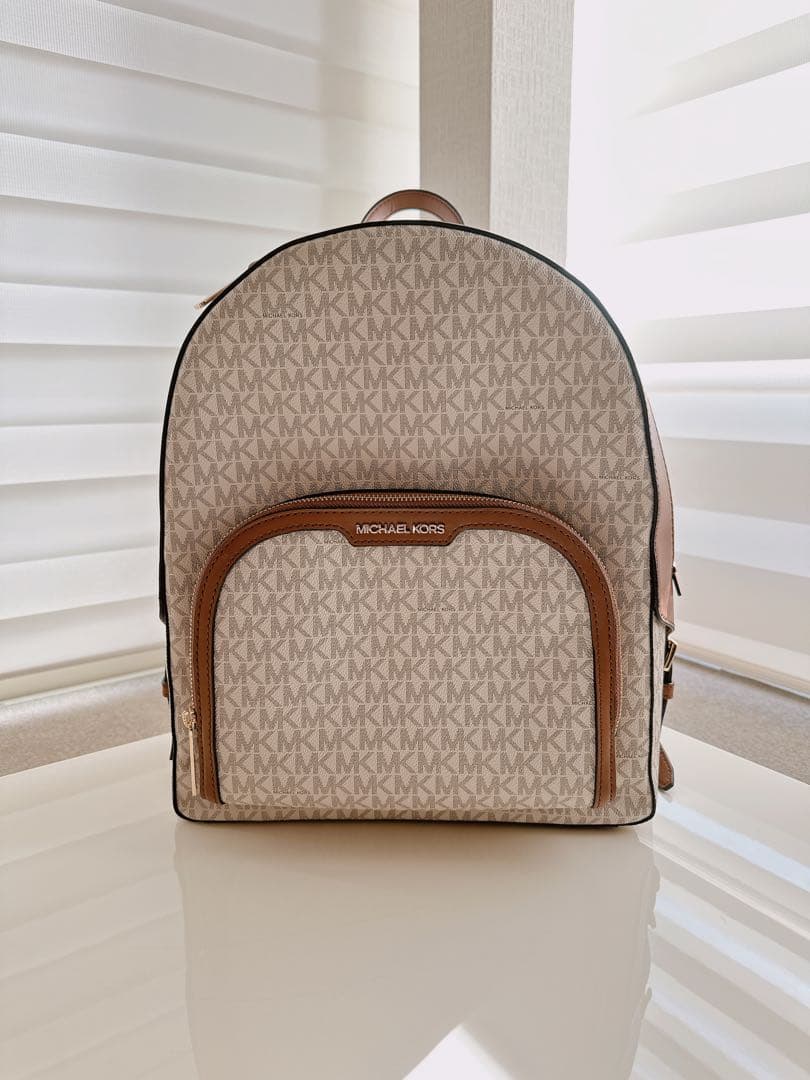 MICHAEL KORS バックパック ミディアム バニラ　リュック Sheila Medium Logo Backpack in VANILLA - Sale | Michael Kors [US]