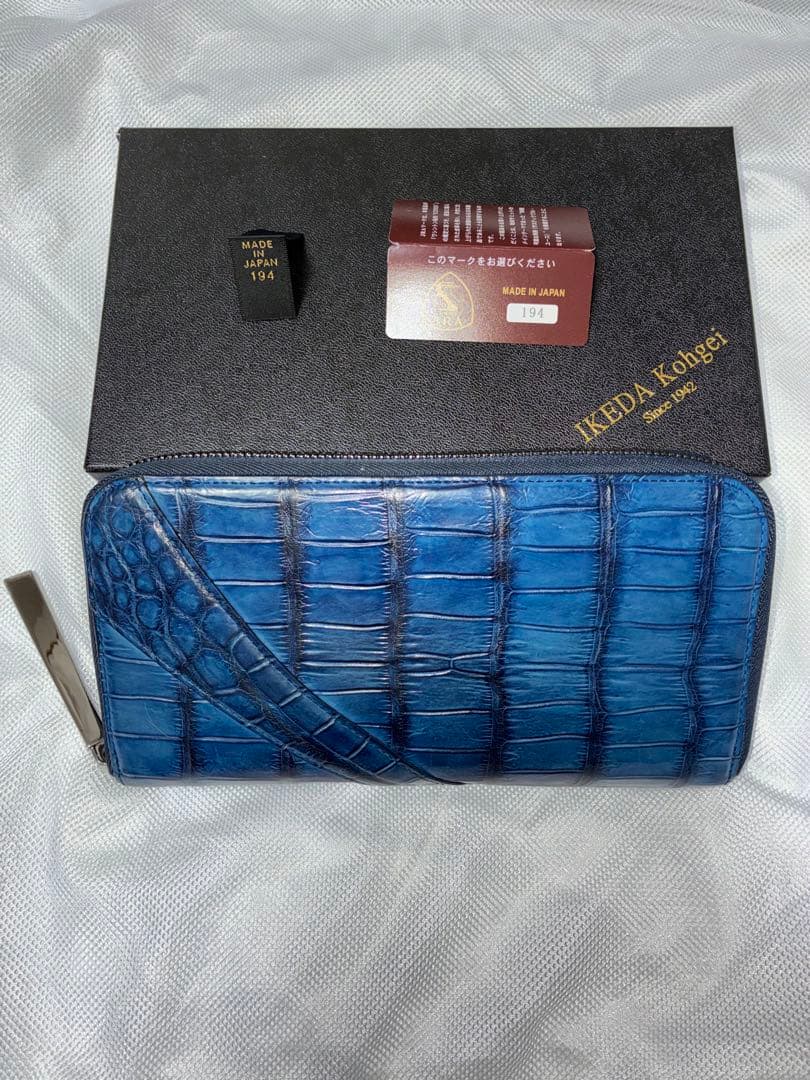 池田工芸最強の勝ち色“藍染めクロコダイル2頭仕立て極上の濃淡を味わう「守護財布」