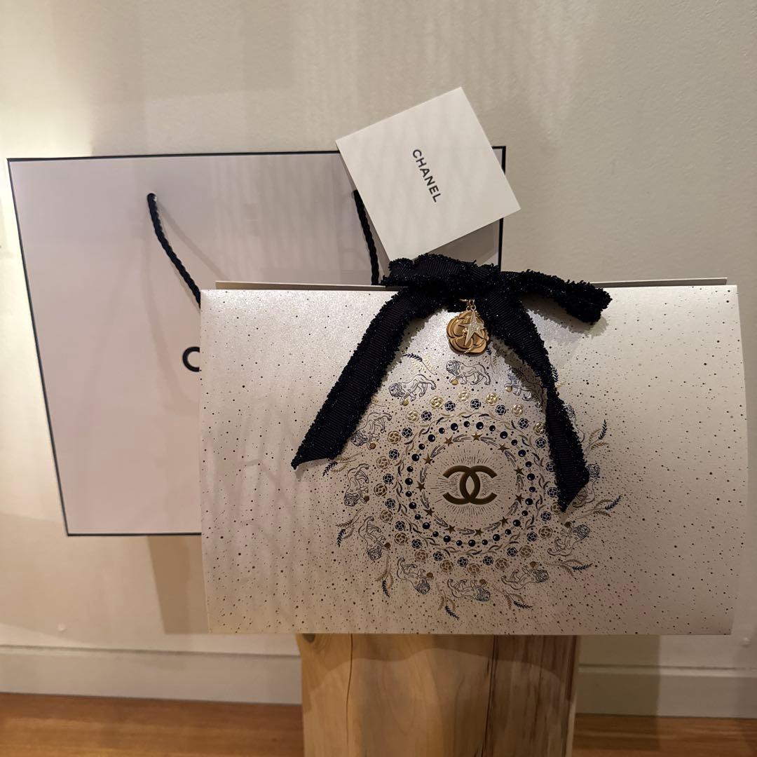 シャネルクリスマスコフレリップアンドネイルケアショッパー限定チャーム付き