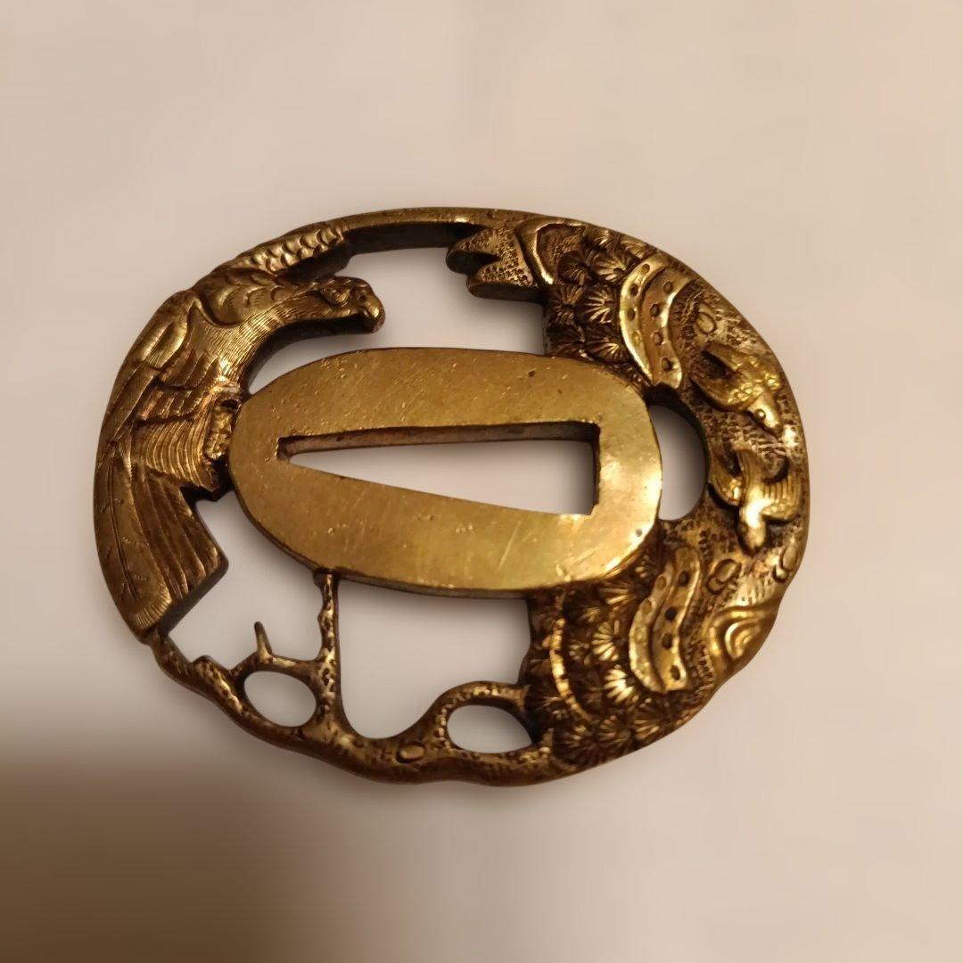 金色の波と鷹の鍔（つば）