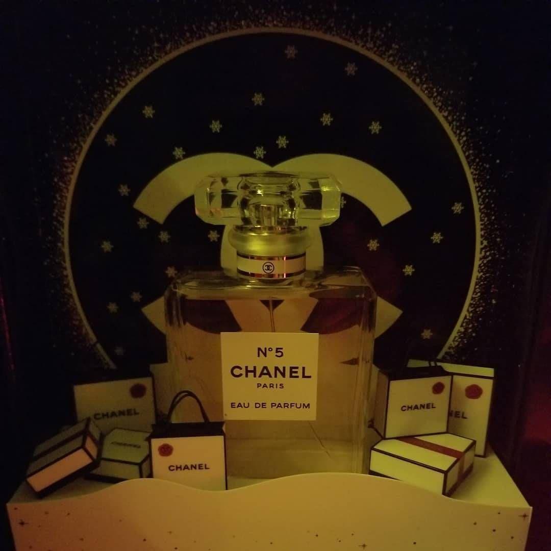 CHANEL　2019クリスマス限定香水+N゜5香水付き！