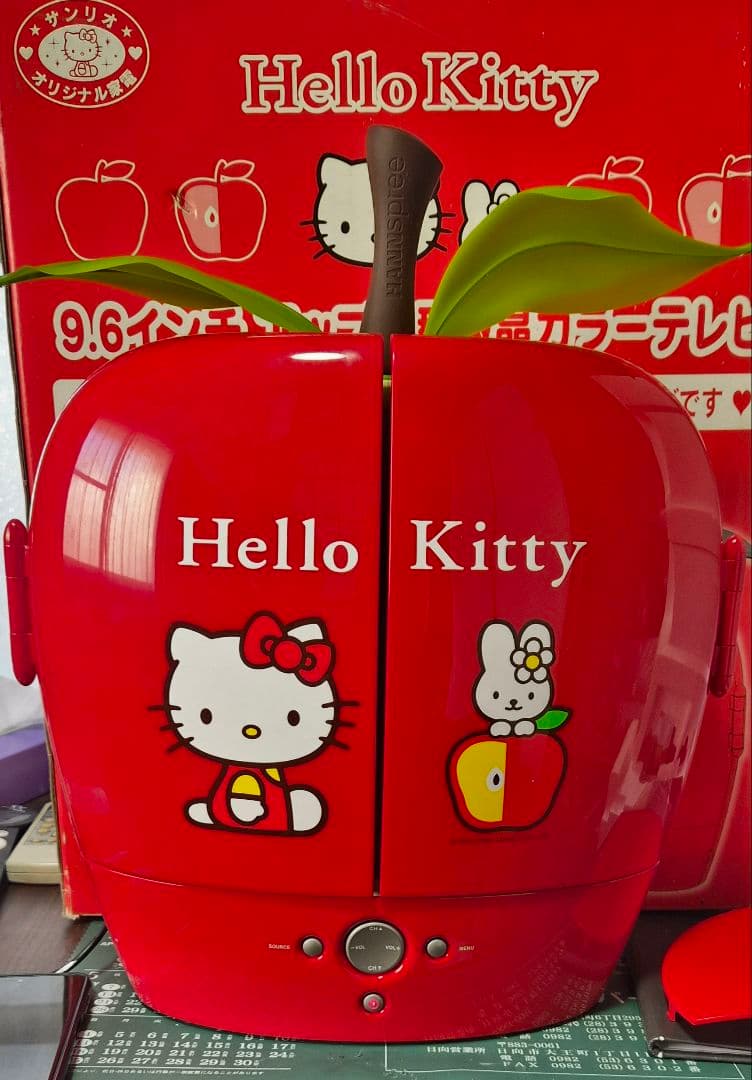 サンリオ　オリジナル家電　ハローキティ　9.6インチ　アップル型液晶カラーテレビ