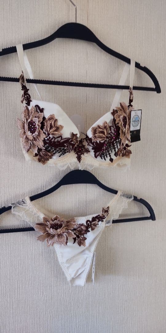 ワコール サルート 花柄刺繍 D70 ブラジャー＆ショーツセット