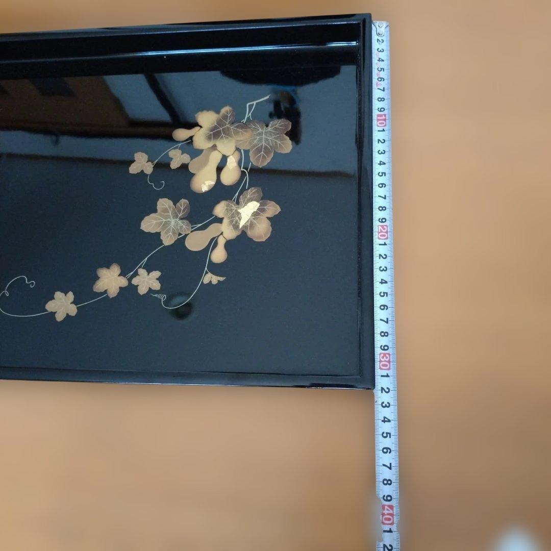 黒い漆器の盆 金色の花模様 - メルカリ