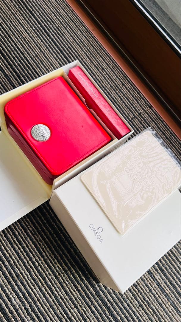 OMEGA 赤 レザー ケース - メルカリ