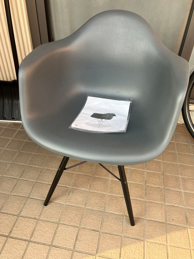 イームズプラスチックシェルアームチェア　グレー　ハーマンミラー