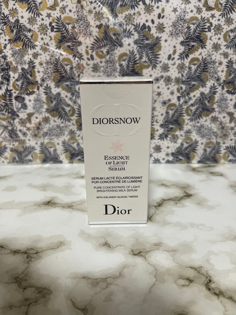 DIOR ディオール　スノー　アルティメット　エッセンス　オブ　ライト