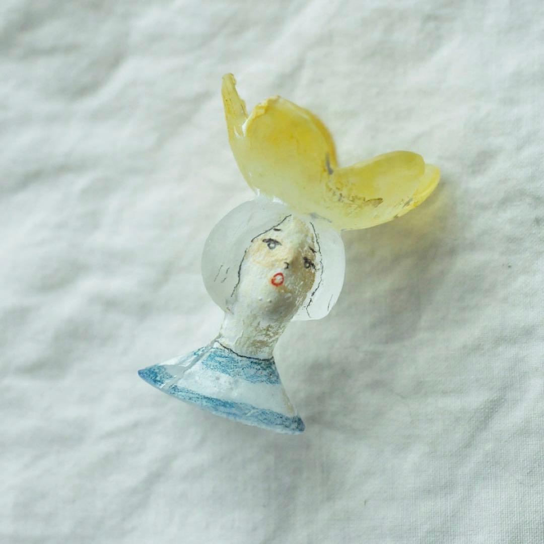 安達知江さん 黄色い花のガール girl