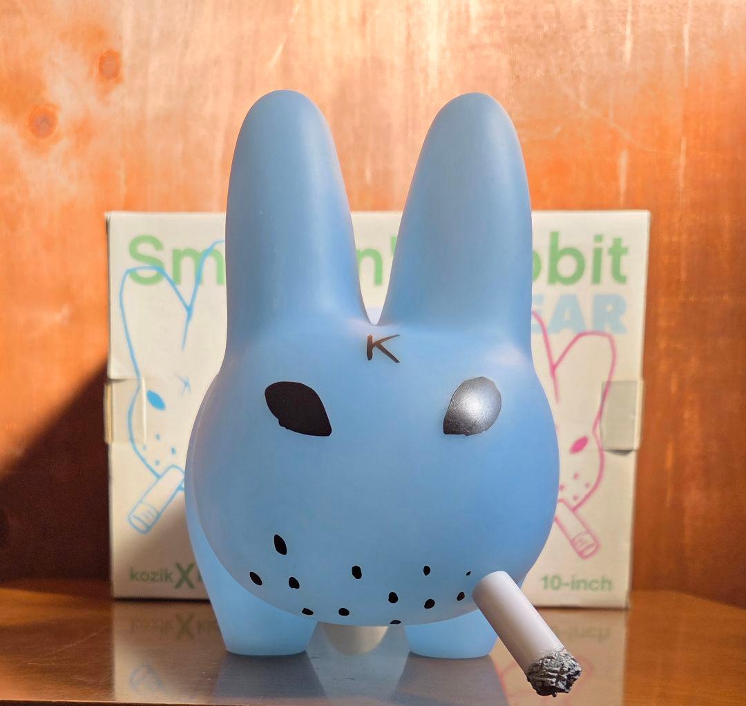 KOZIK×KIDROBOT スモーキンバーニー 10インチ Ten years after its creation, creator Frank Kozik muses on the