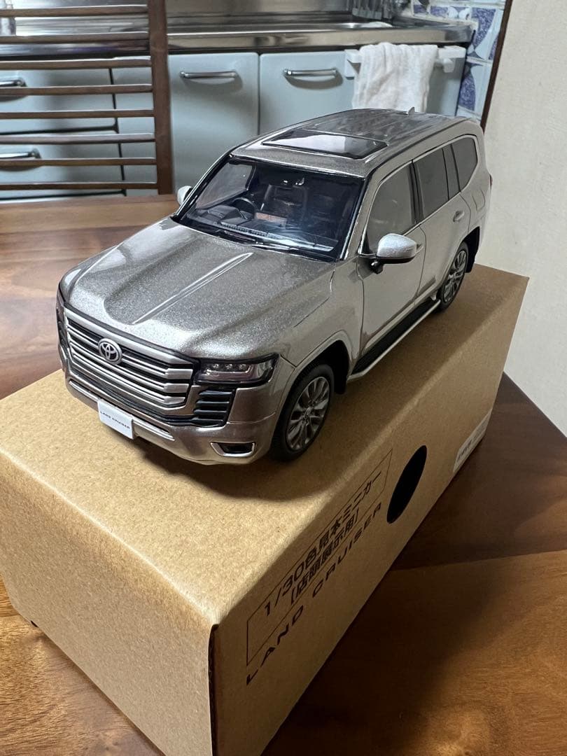 【非売品】トヨタ ランドクルーザー 1/30スケール シルバー LCDモデル 1/64 トヨタ ランドクルーザー LC300-ZX ホワイト