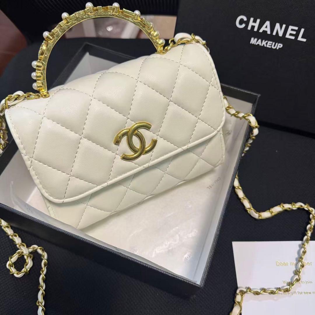 ノベルティホワイト キルティング ショルダーバッグ