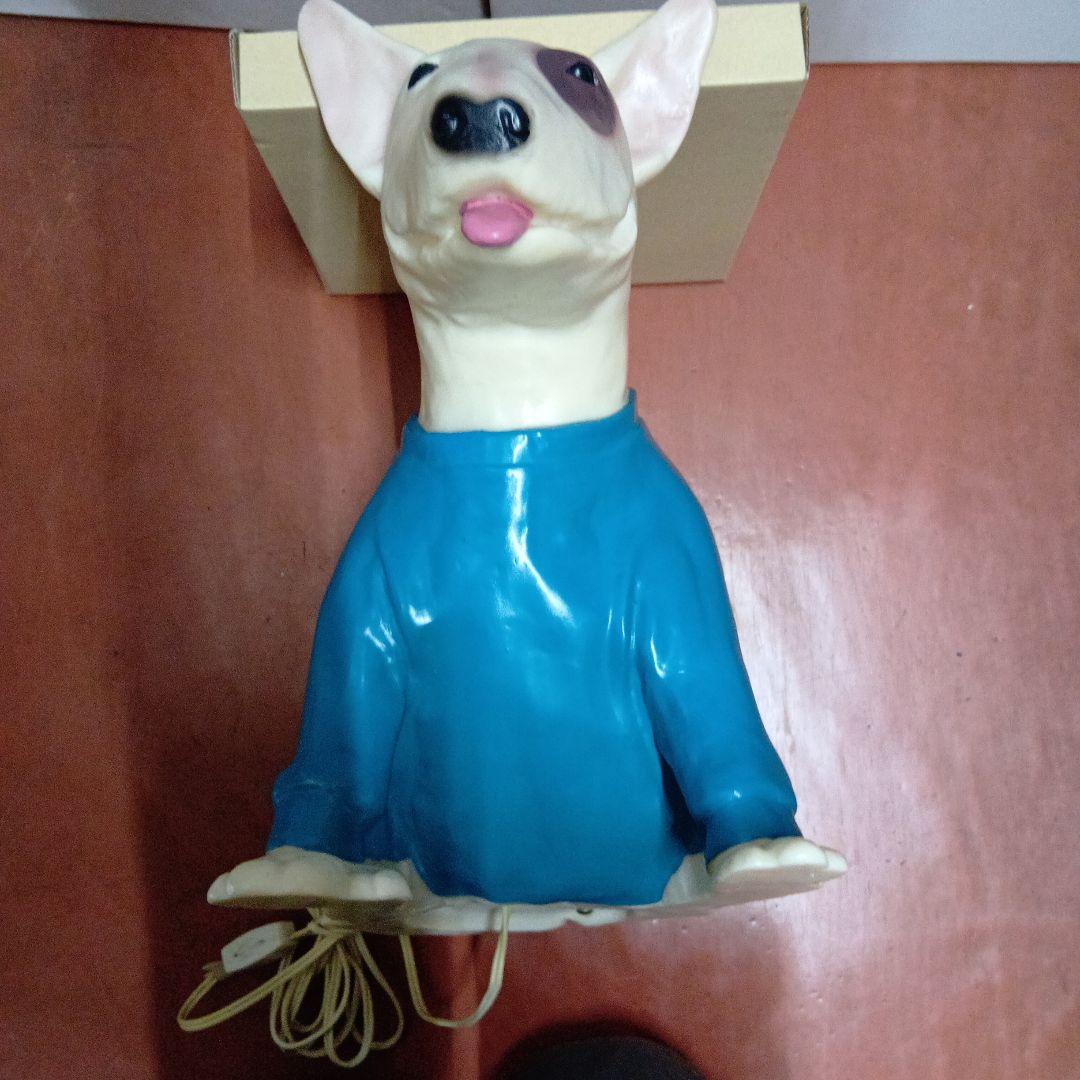 犬の形のランプ 青い服