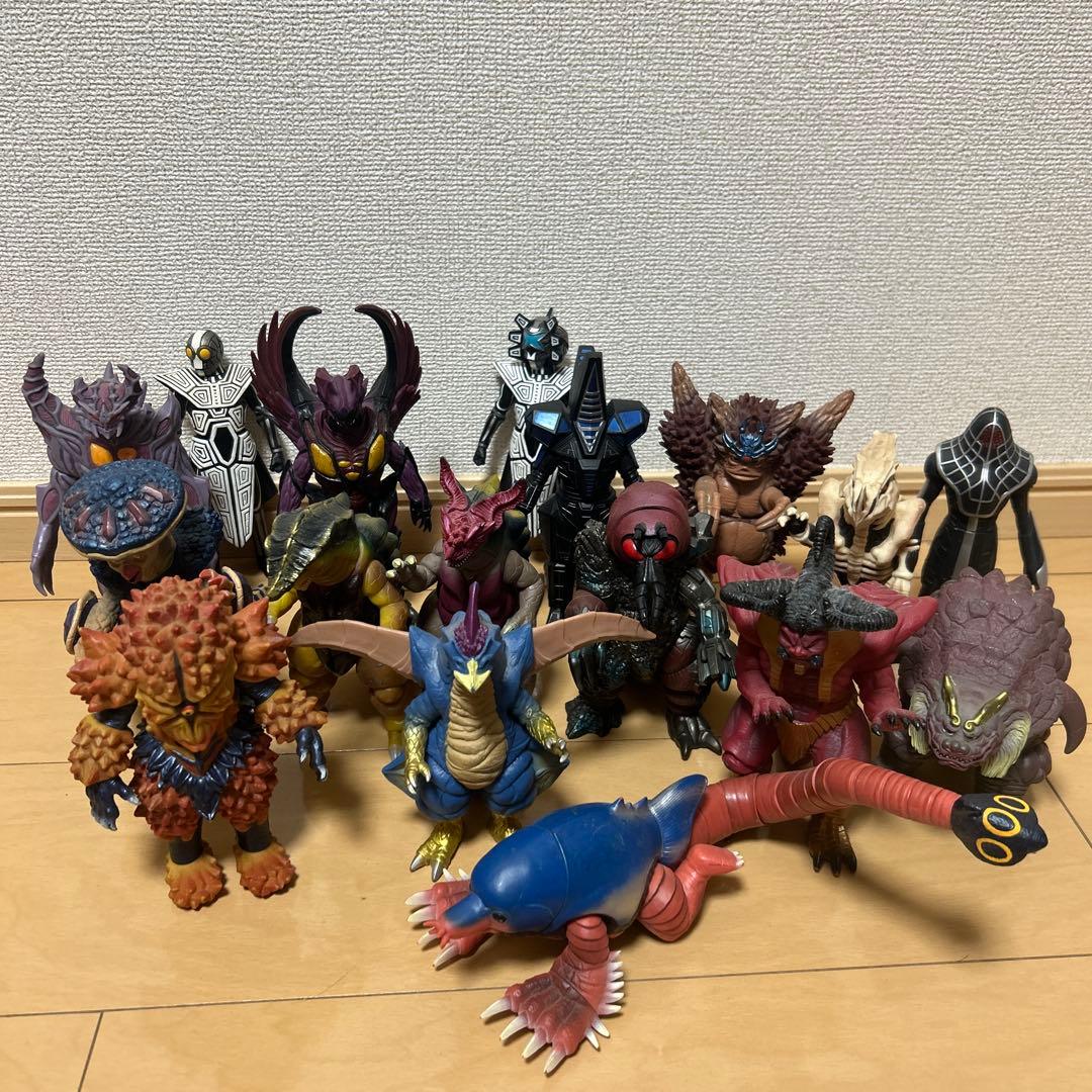 ウルトラマンコスモス怪獣ソフビ 17体セット - メルカリ