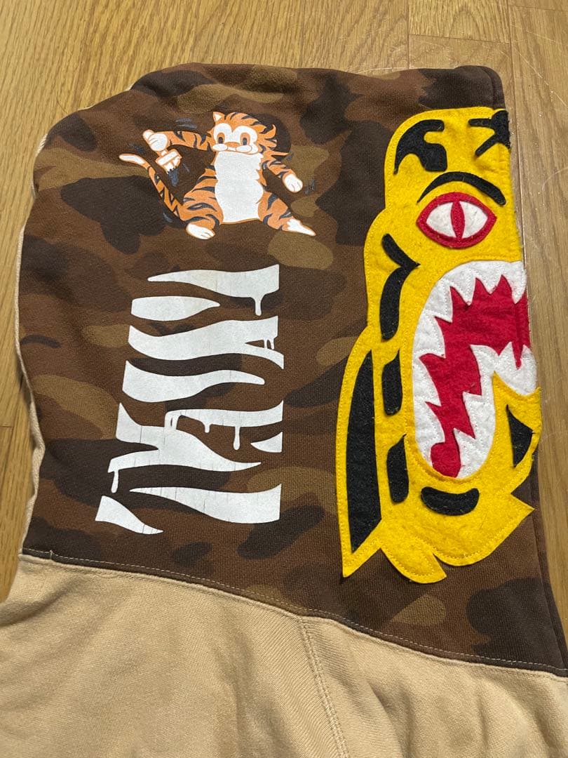 A BATHING APE / エイプ/カモフラージュ柄トラ刺繍フードパーカー