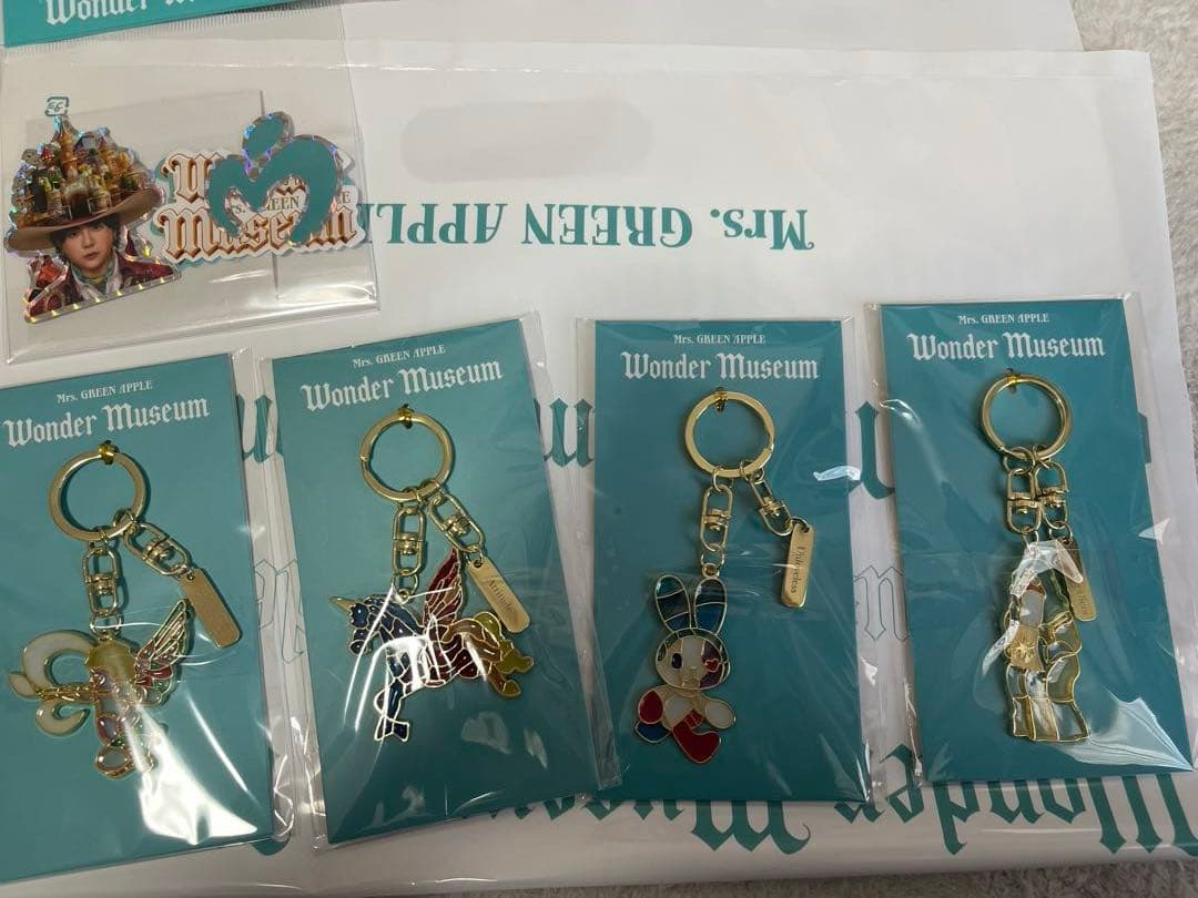 ミセスWonder Museumキーホルダー 4個、ステッカー ステンドグラスキーホルダーwondermuseumワンダーミュージアム Mrs