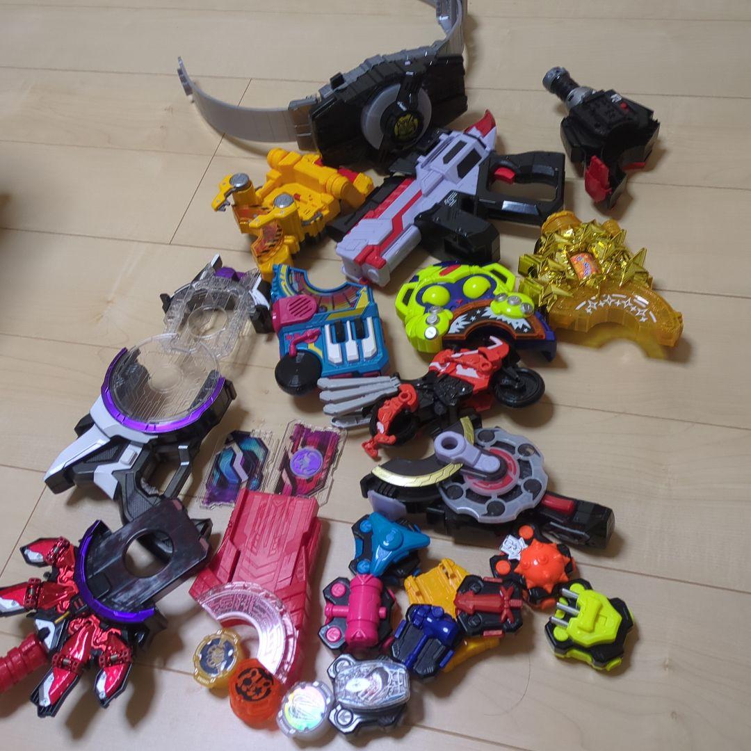 仮面ライダー　ギーツ　ベルト　まとめ売り 仮面ライダー】歴代ベルト25本が一堂に会する特別ポスターを東京駅に