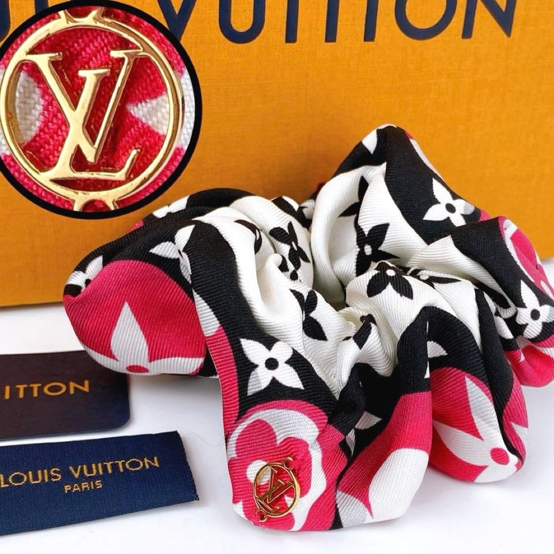 美品 VUITTON シュシュ モノグラム マルチカラー ロゴ金具