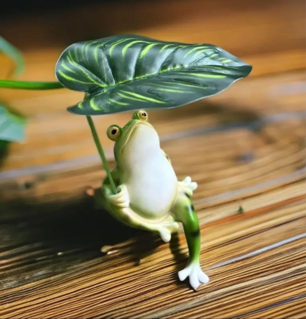 ☆新品未使用品☆樹脂製 葉っぱの傘をさしたカエルちゃん - メルカリ