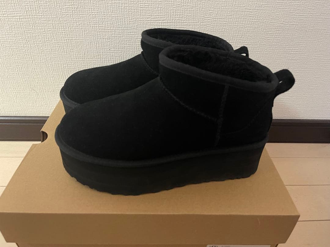 UGG Classic Ultra Mini Platform 黒２３cm