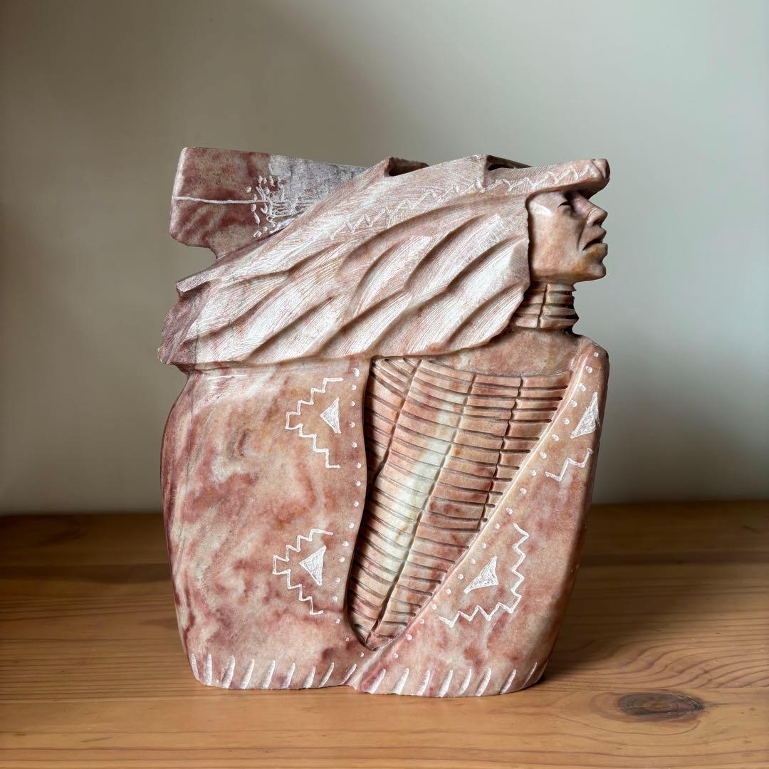 ナバホ族ノーマン・ルイス作 ネイティブアメリカン彫刻　レッドアラバスター製