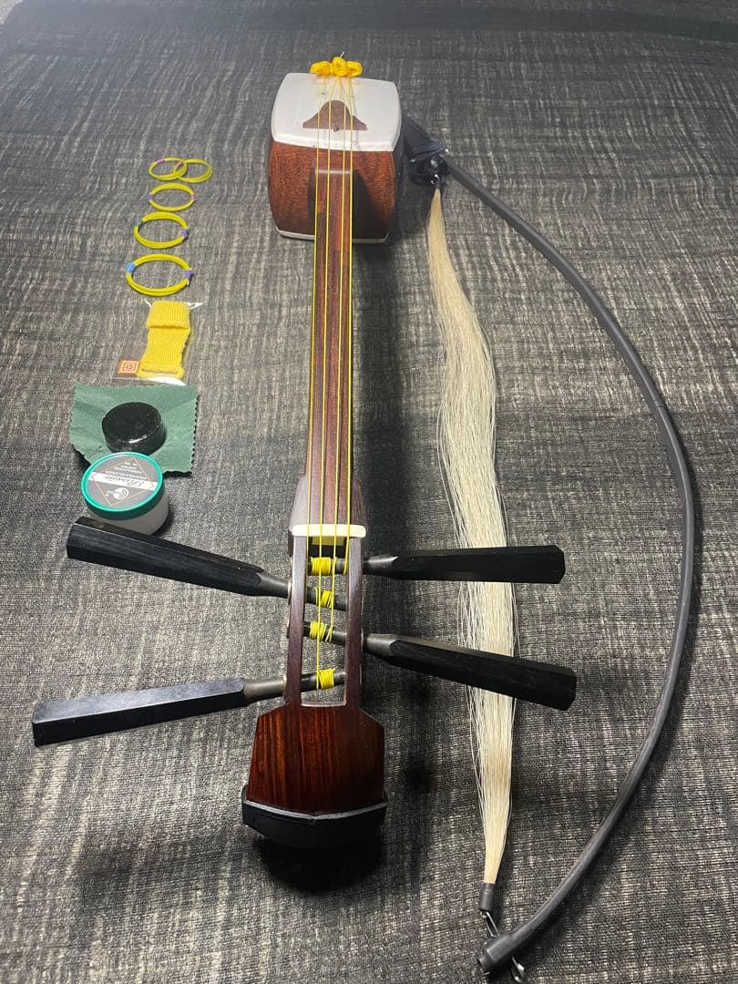 四弦和胡弓，紫檀材，竹弓（レワ弓），付属品