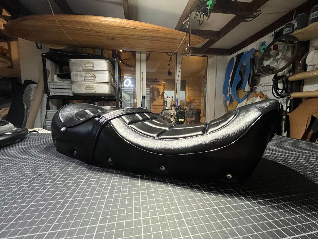 ゼファー750黒艶ダブルアンコ抜きシートゲルザブ加工BEETタイプロゴ