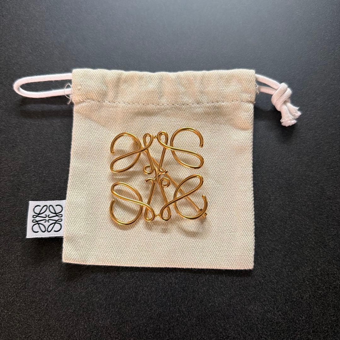 LOEWE アナグラムブローチ ゴールド - メルカリ