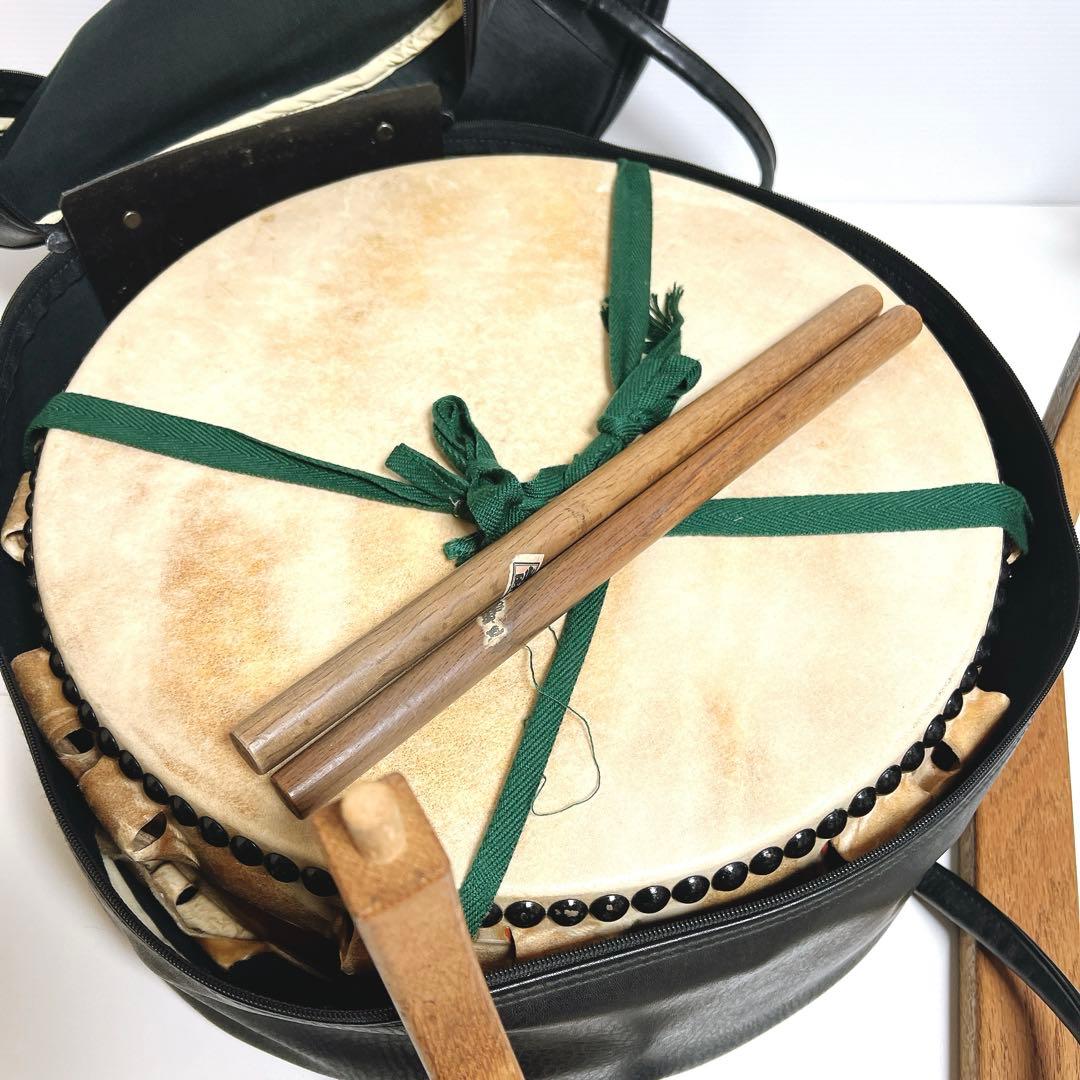 美品】 岡田屋布施 台座 平太鼓 40cm×15cm バチ付き 和太鼓 打楽器