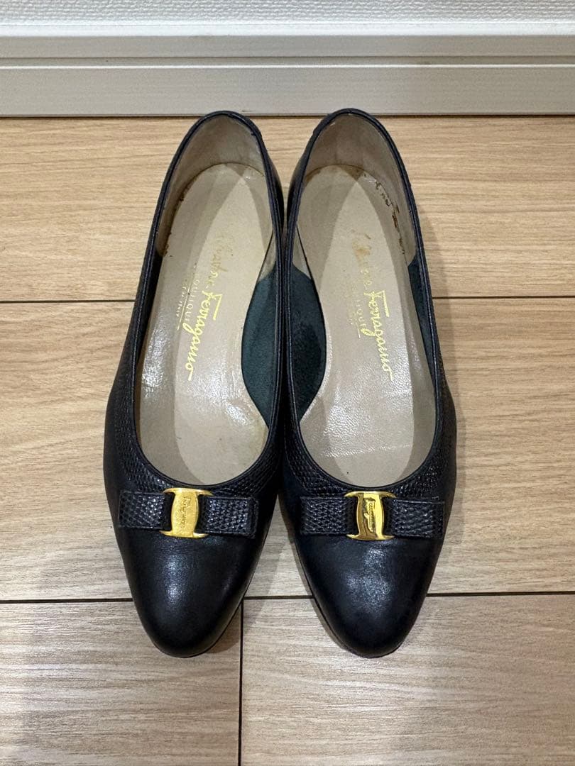 フェラガモ ヴァラリボン パンプス 6C 23cm ブラック レザー - メルカリ