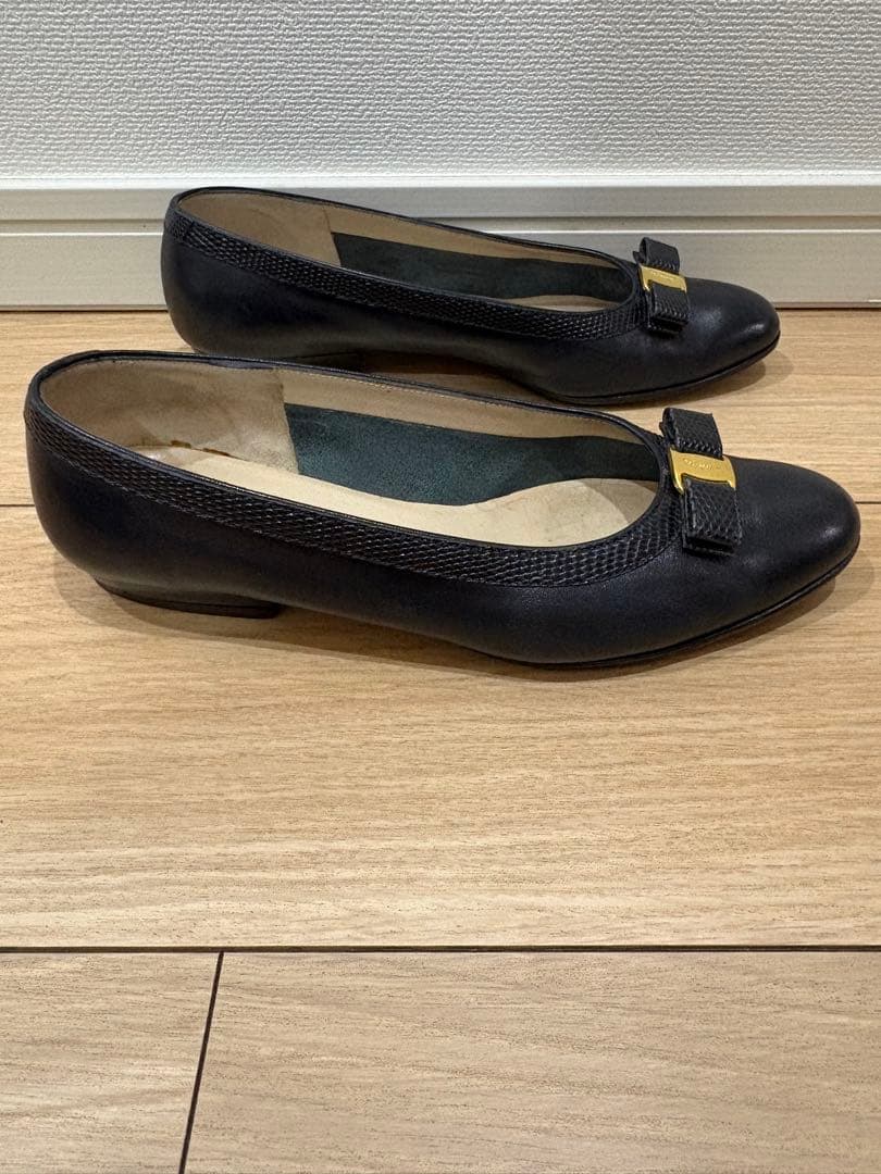 フェラガモ ヴァラリボン パンプス 6C 23cm ブラック レザー - メルカリ