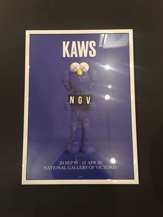 KAWS NGVポスター額装品　ブルー　木製フレーム