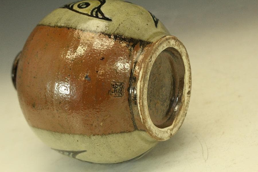 萬屋焼 やちむん 金城一門 魚紋 一輪挿し 花瓶 在銘(メ1285) - メルカリ